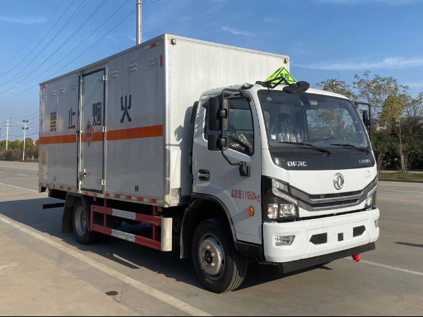 東風(fēng)多利卡易燃固體廂式運(yùn)輸車